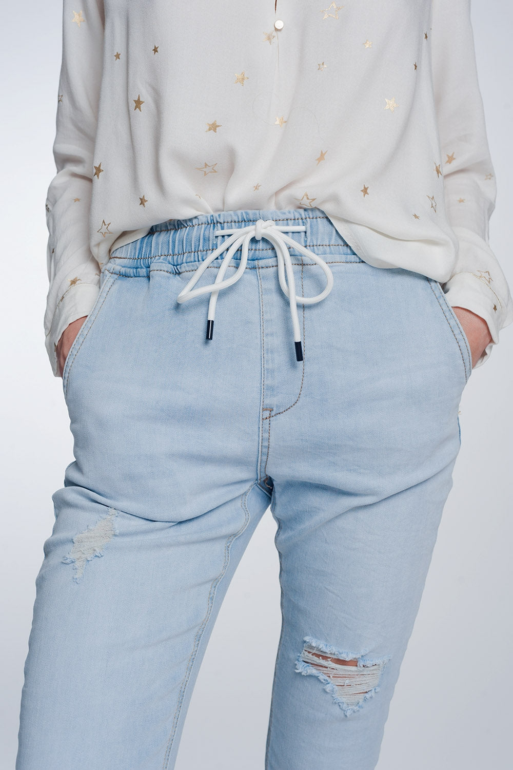Jeans estylo jogger lavado claro con cordon