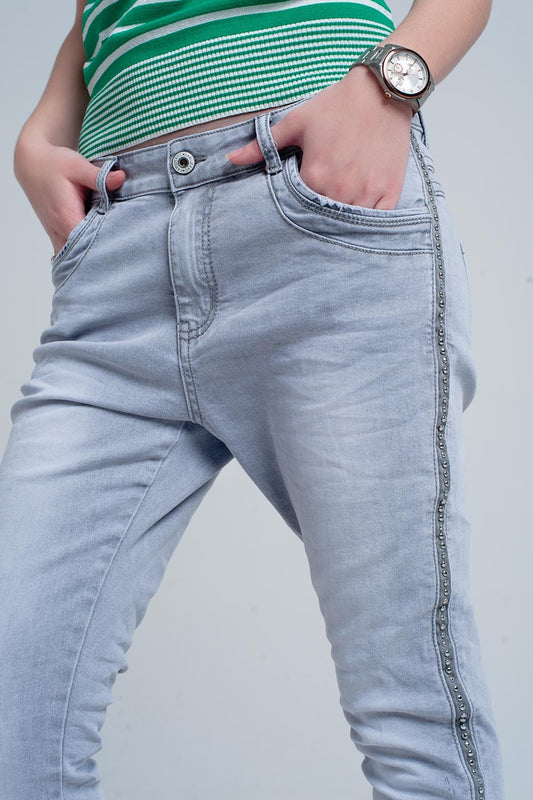 Q2 jeans gris con detalles metálicos en el lateral