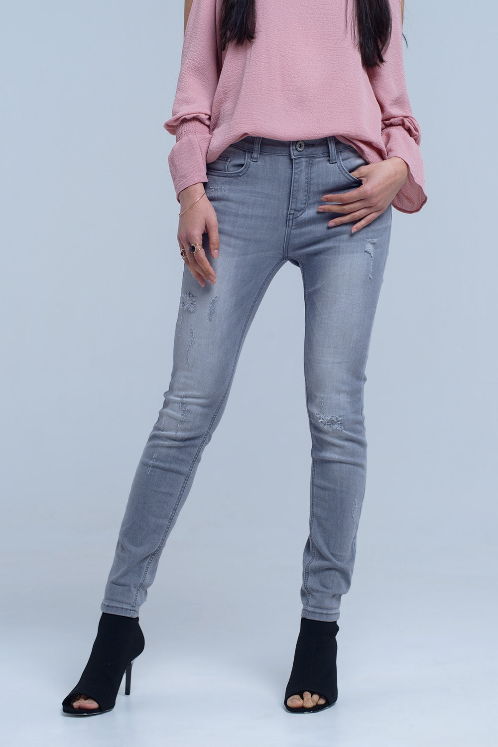 Jeans grises con detalle de rasgaduras