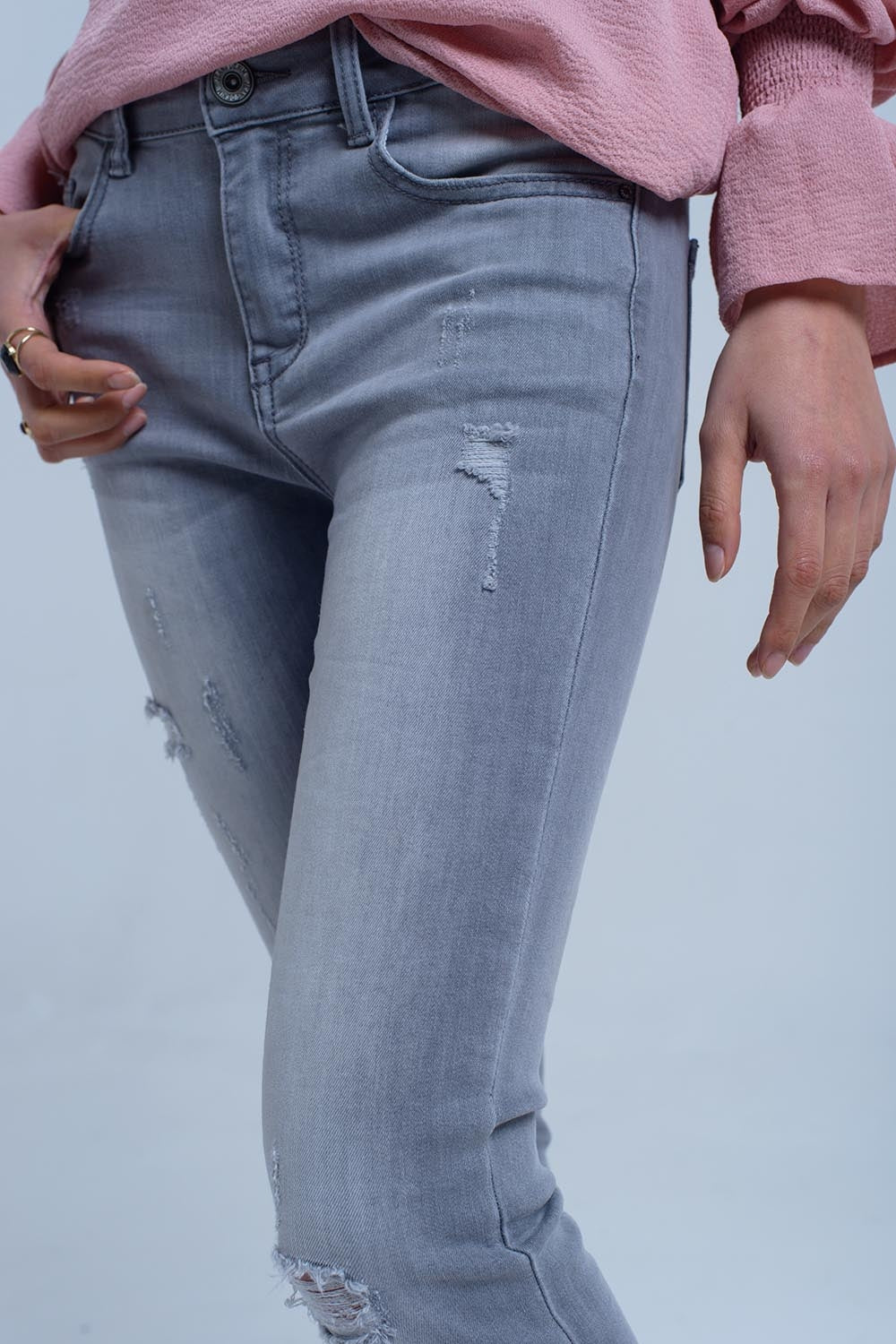 Jeans grises con detalle de rasgaduras