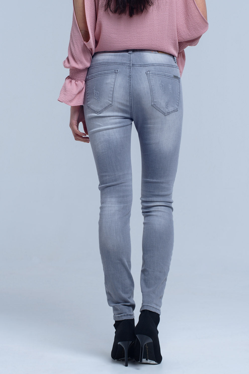 Jeans grises con detalle de rasgaduras