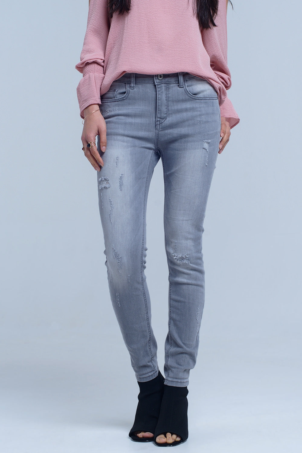 Jeans grises con detalle de rasgaduras