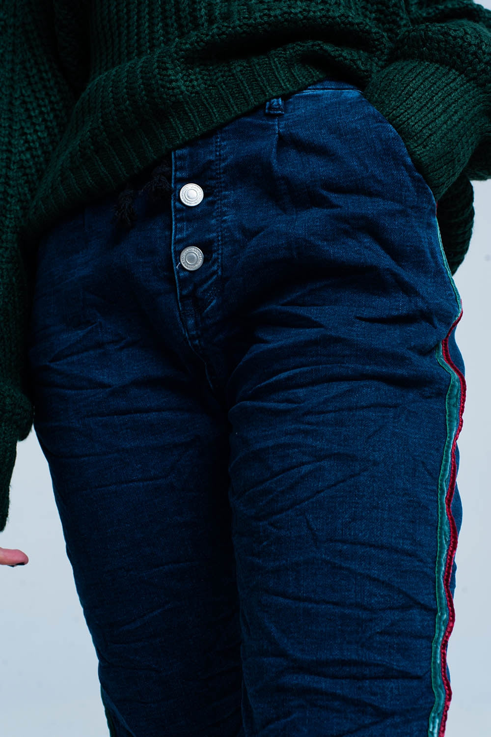 Jeans jogger con raya lateral granate y verde