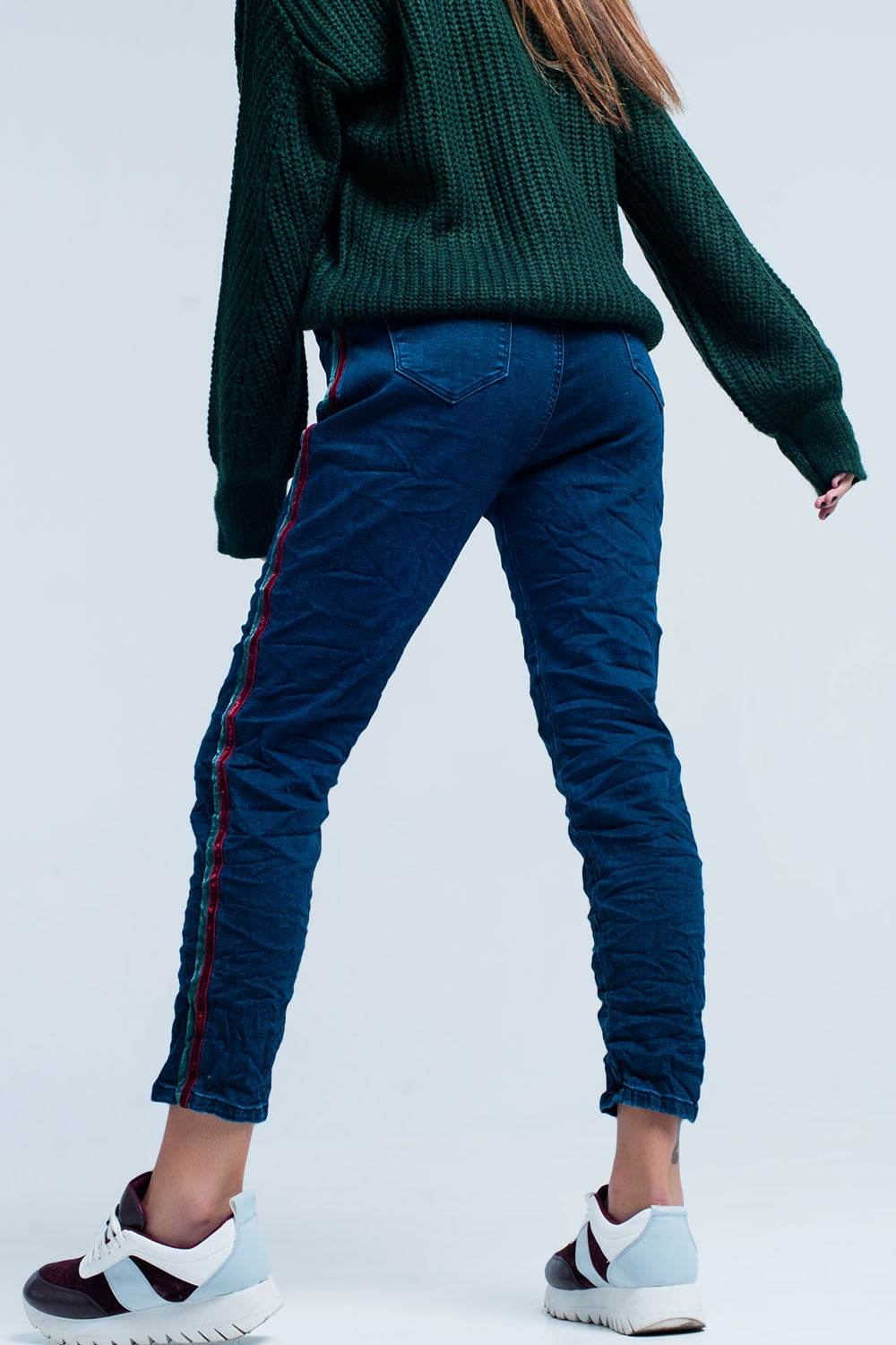 Jeans jogger con raya lateral granate y verde