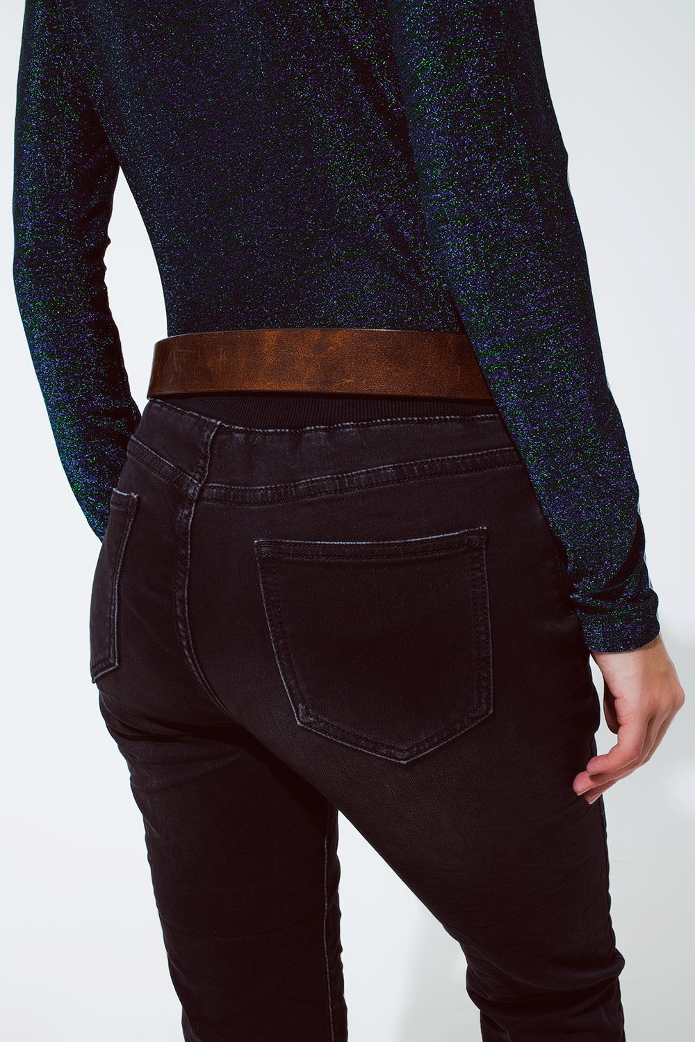 jeans negros con cintura elástica y cordón