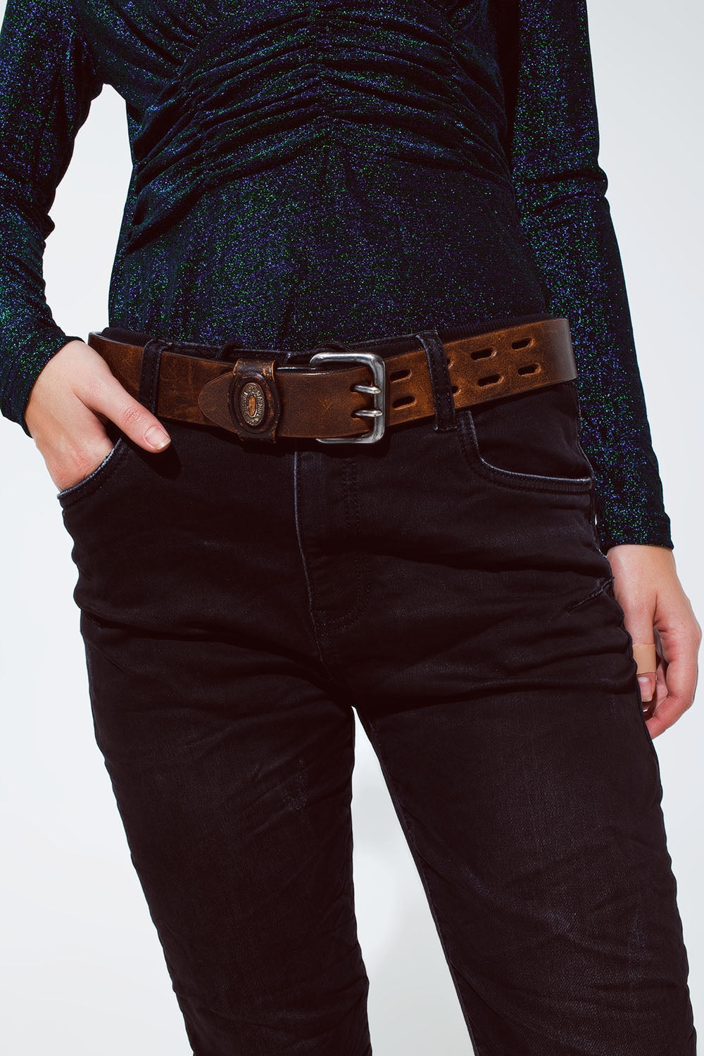 jeans negros con cintura elástica y cordón