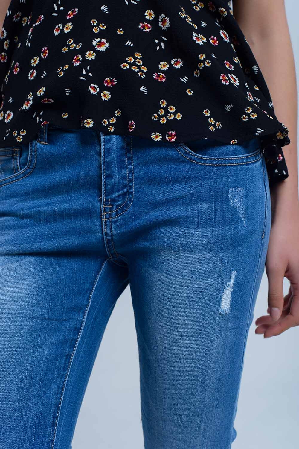 Jeans skinny con rodillas rasgadas
