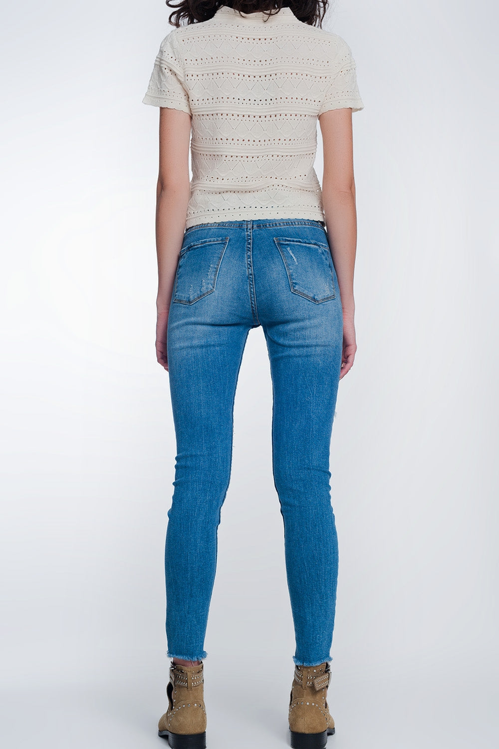 Jeans super ajustados con rotos en la rodilla y el bajo