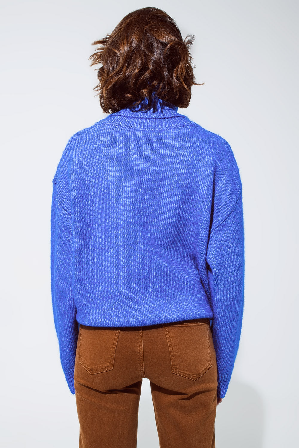 Jersey azul claro esponjoso con cuello alto