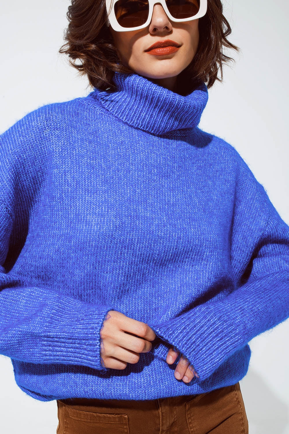 Jersey azul claro esponjoso con cuello alto