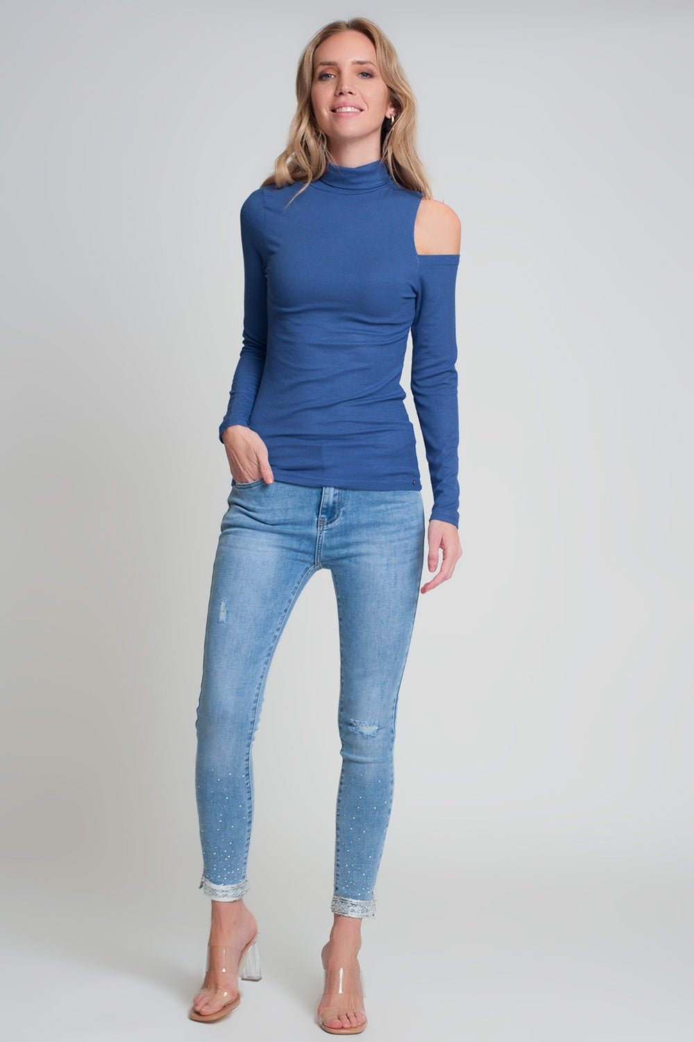 Jersey azul con un hombro abierto y cuello alto