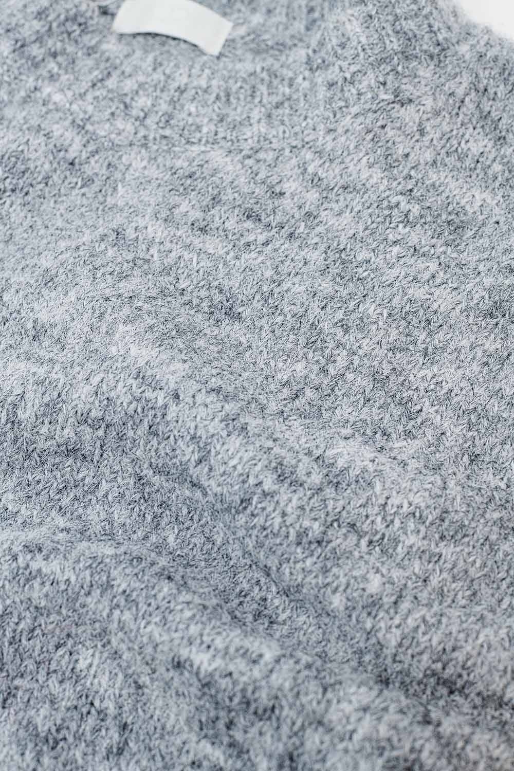 Jersey básico de punto con cuello redondo en gris