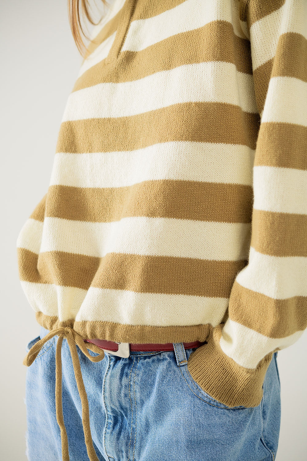 Jersey beige a rayas con cierre de cremallera