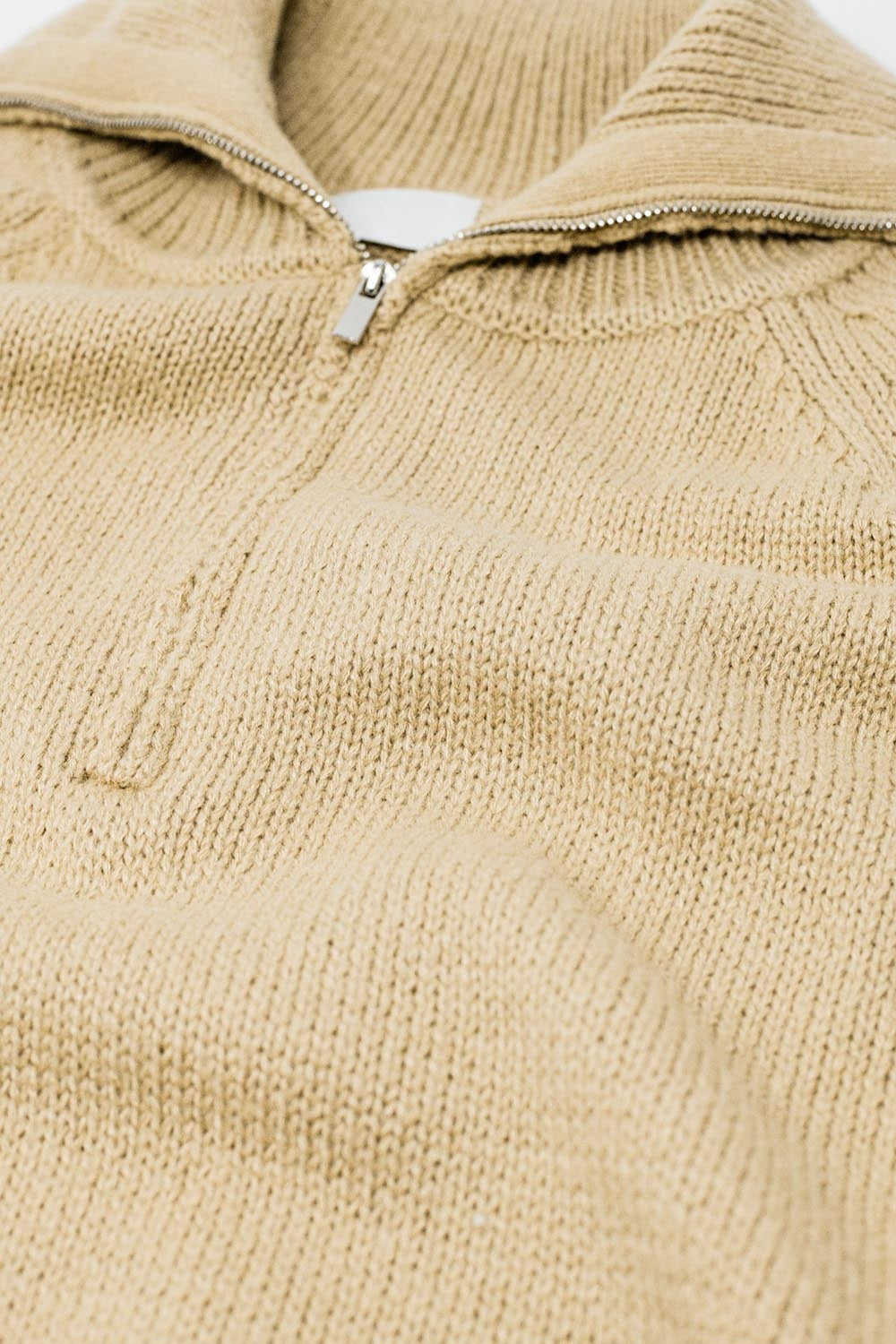 jersey beige con cierre de cremallera