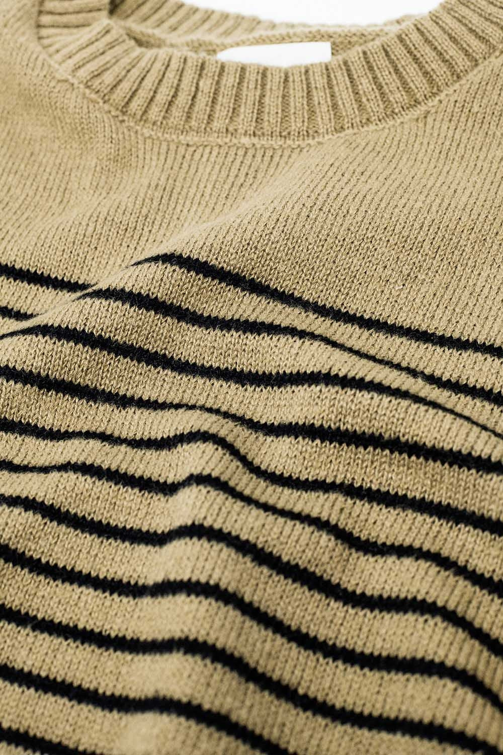 Jersey beige con rayas negras y cuello barco