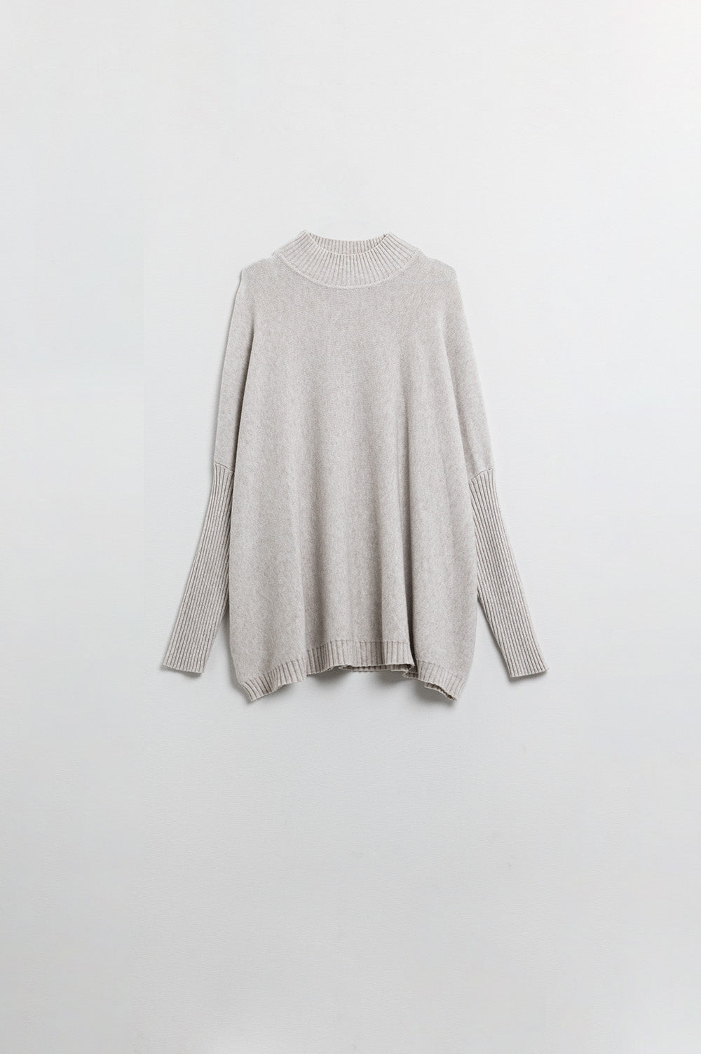 Q2 Jersey beige holgado con mangas ajustadas