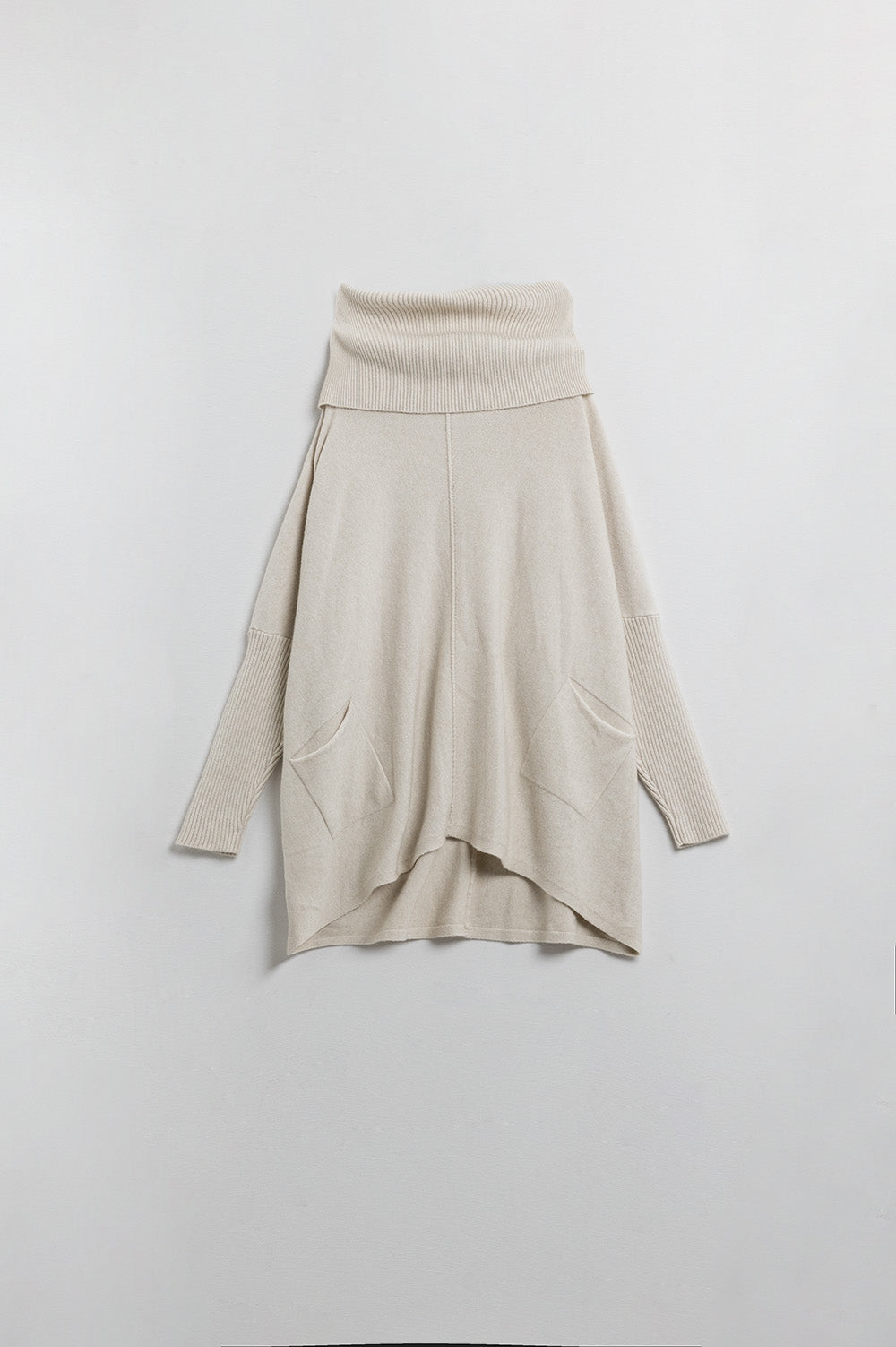Jersey beige oversize con bolsillos delanteros