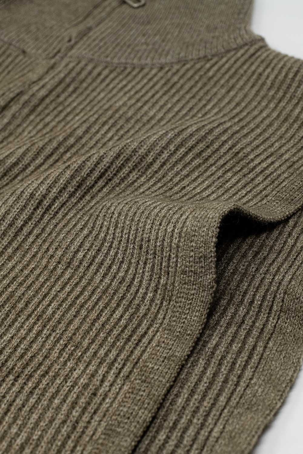 Jersey beige sin mangas de cuello alto con cierre de cremallera