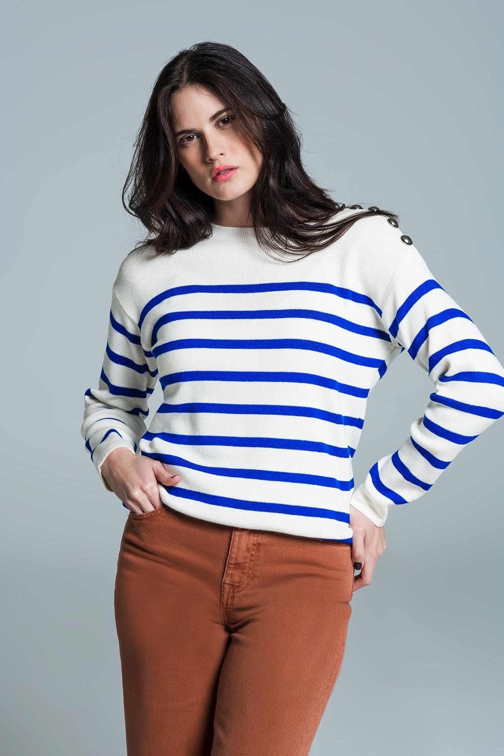 Jersey blanco con botones en los hombros y rayas azules