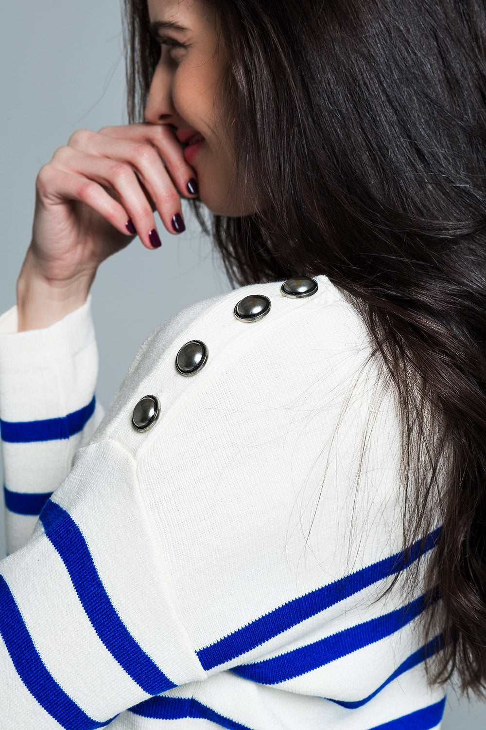 Jersey blanco con botones en los hombros y rayas azules