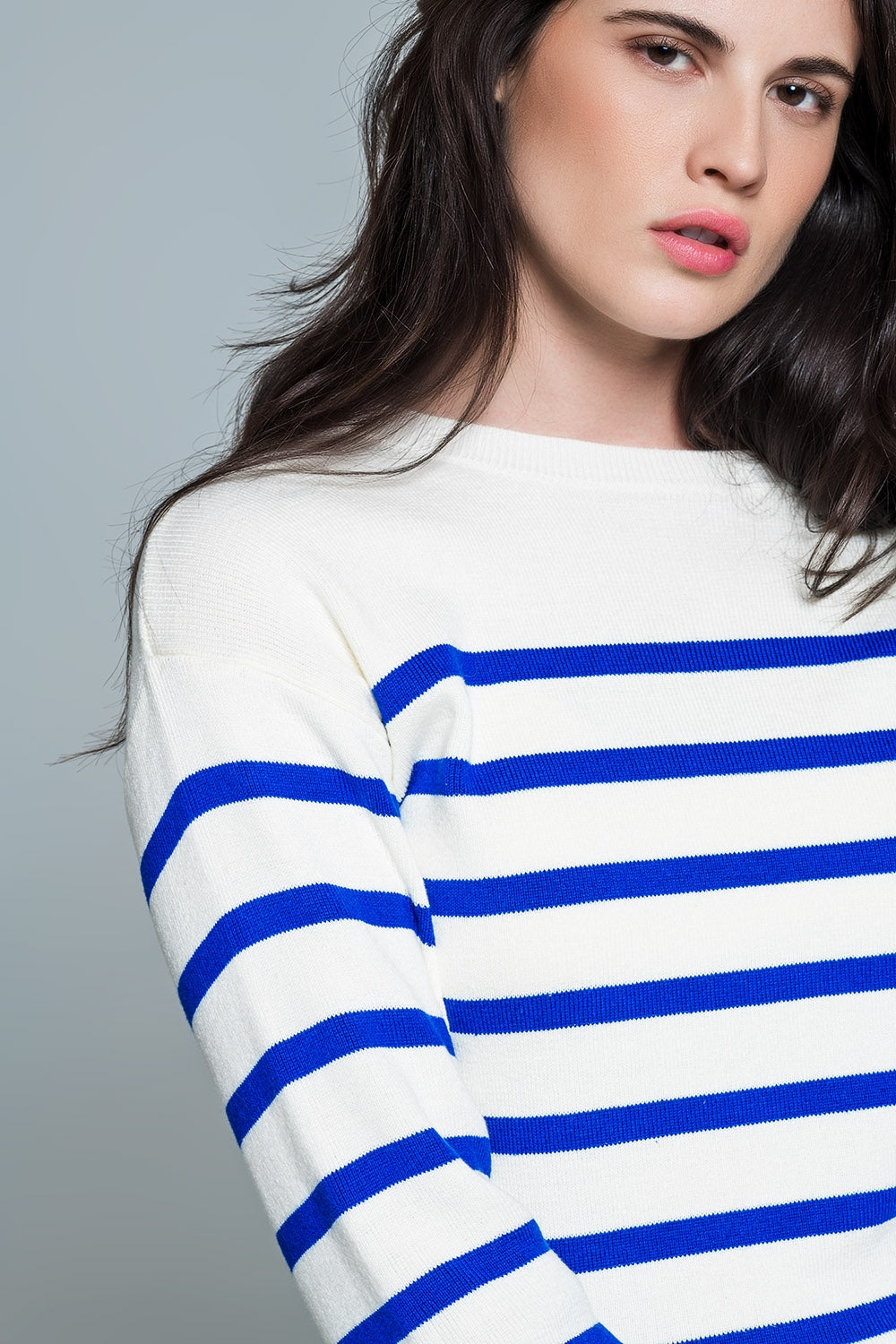 Jersey blanco con botones en los hombros y rayas azules