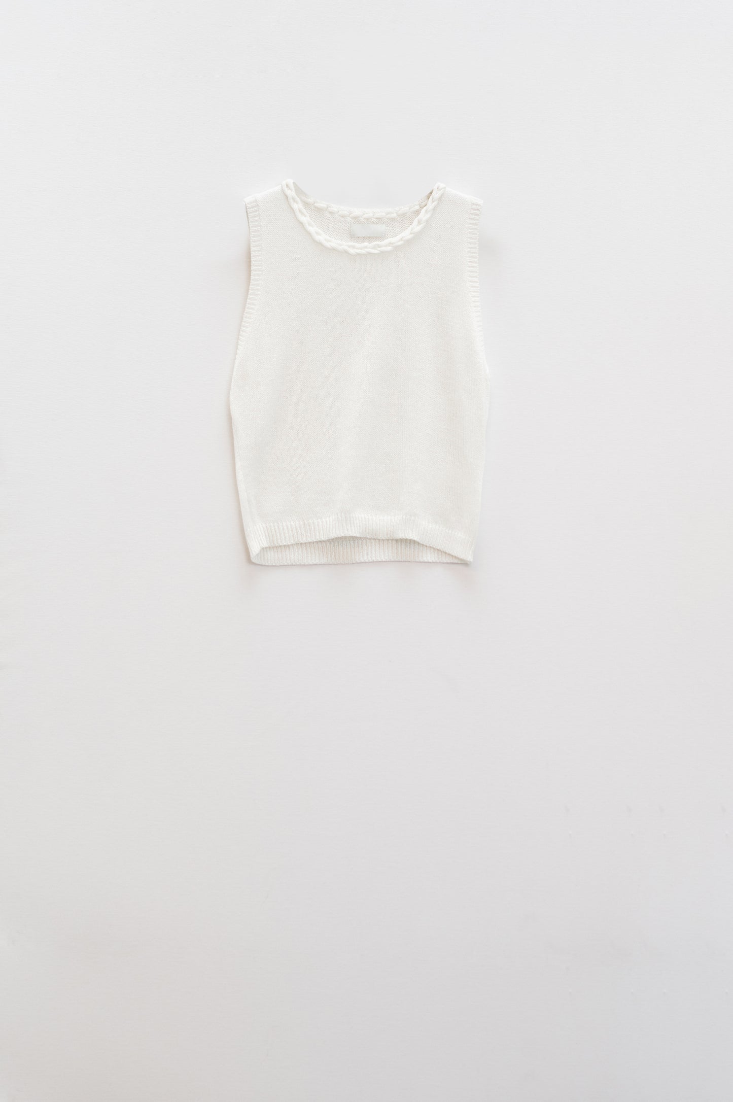 Jersey blanco sin mangas con cuello redondo y detalle de trenza en el escote