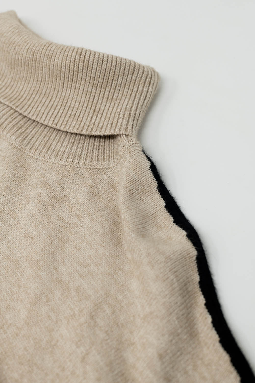 Jersey camel de cuello alto con raya lateral negra