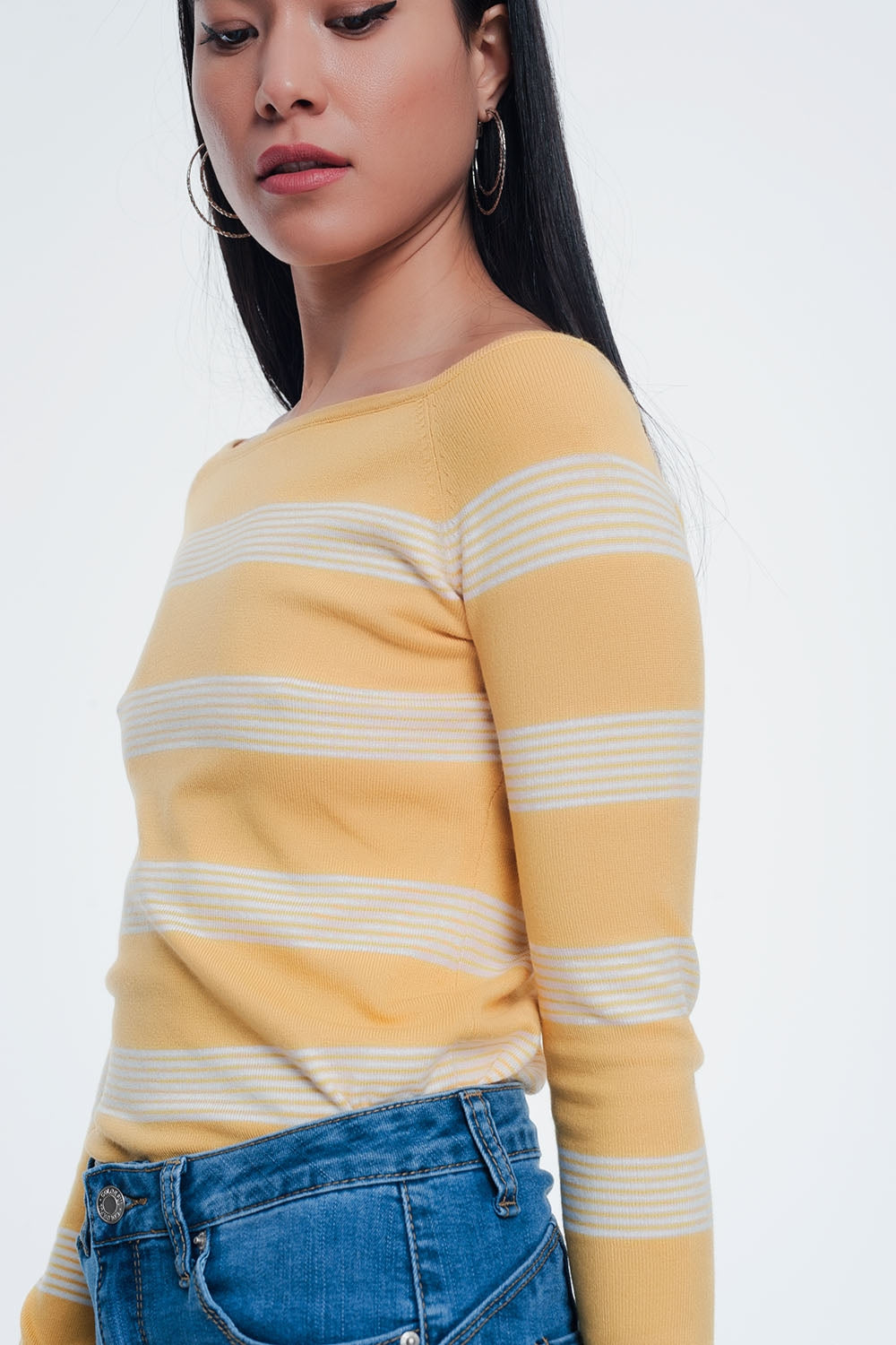 Jersey con cuello barco a rayas en color amarillo
