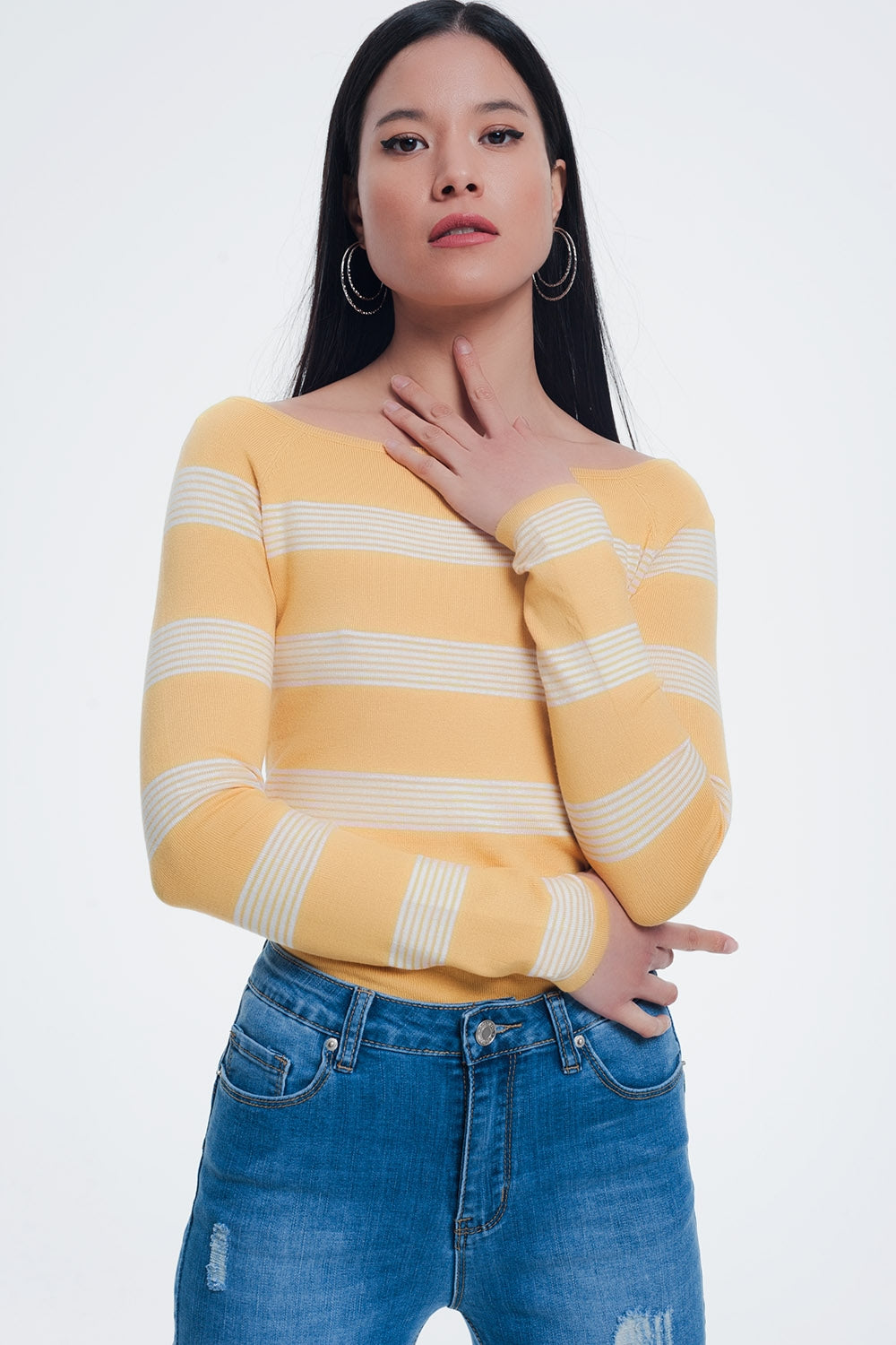 Jersey con cuello barco a rayas en color amarillo