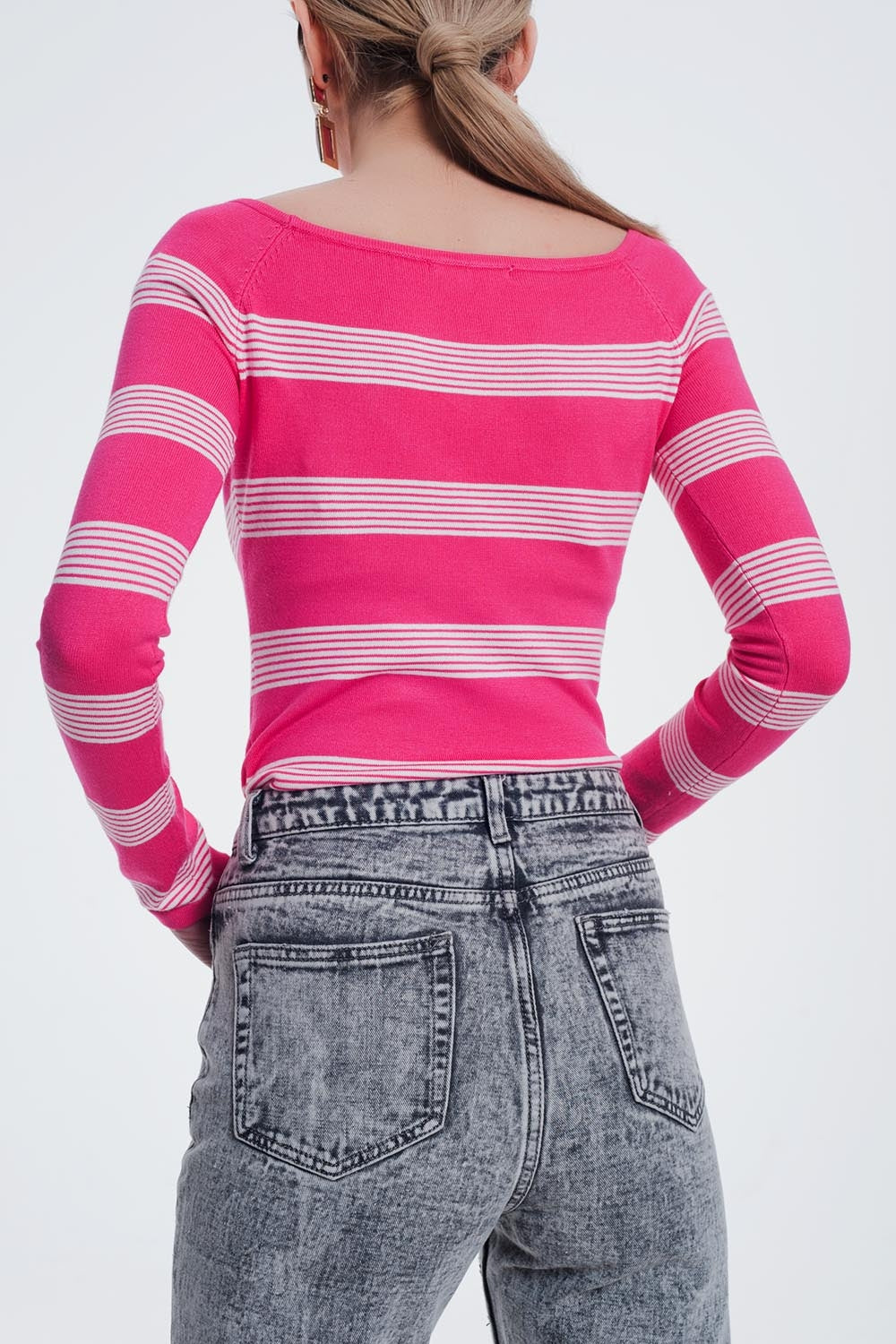 Jersey con cuello barco a rayas en color fucsia