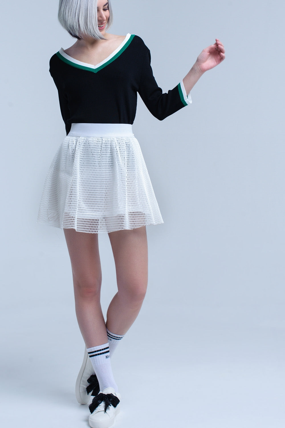 Jersey con cuello en V negro con ribete en contraste verde y blanco