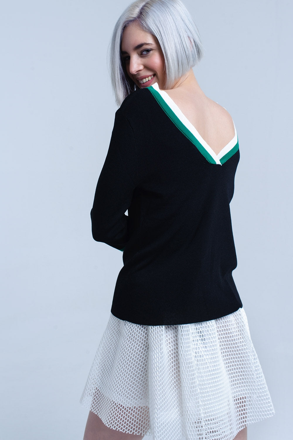 Jersey con cuello en V negro con ribete en contraste verde y blanco