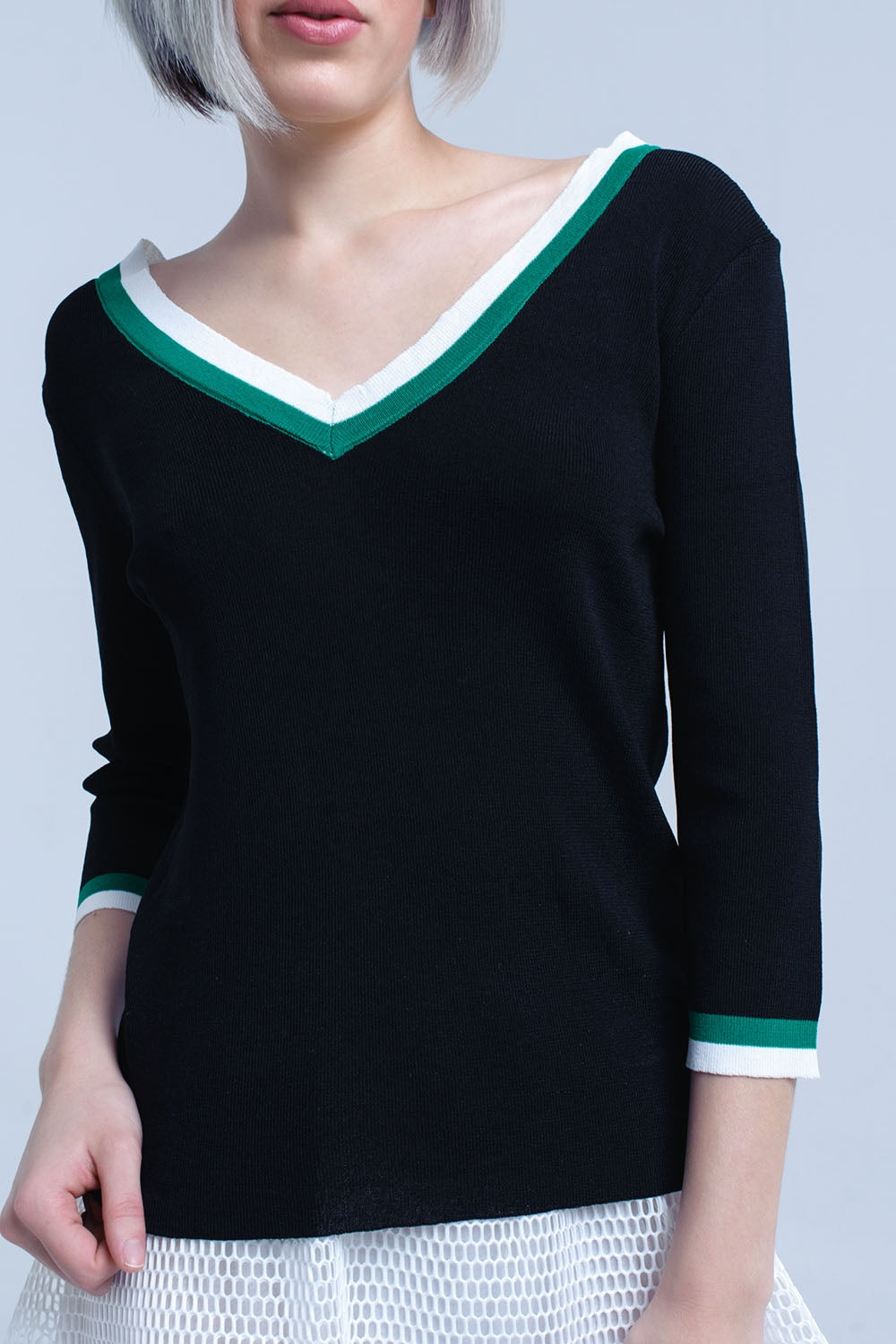 Jersey con cuello en V negro con ribete en contraste verde y blanco