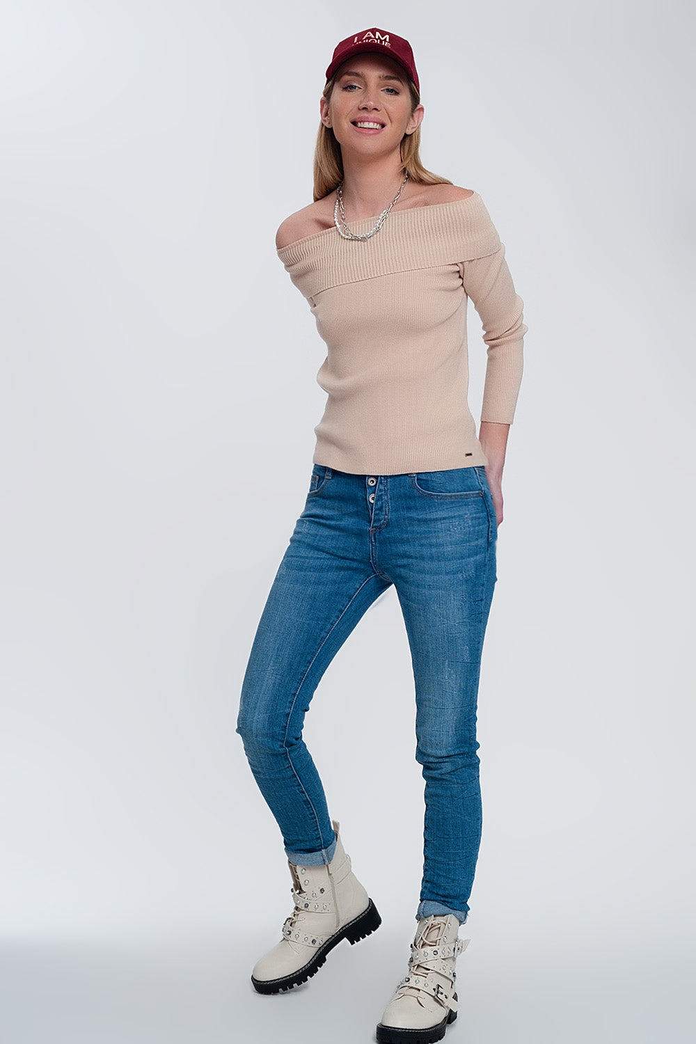 Jersey con escote Bardot en color beige