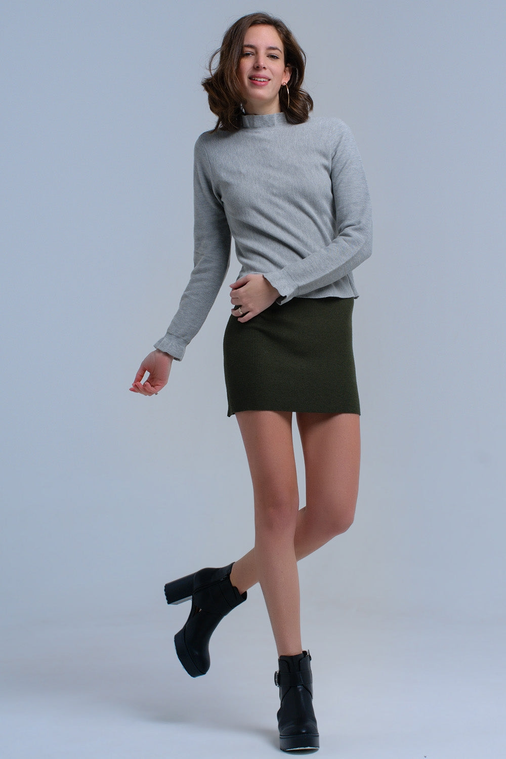Jersey con volantes en gris