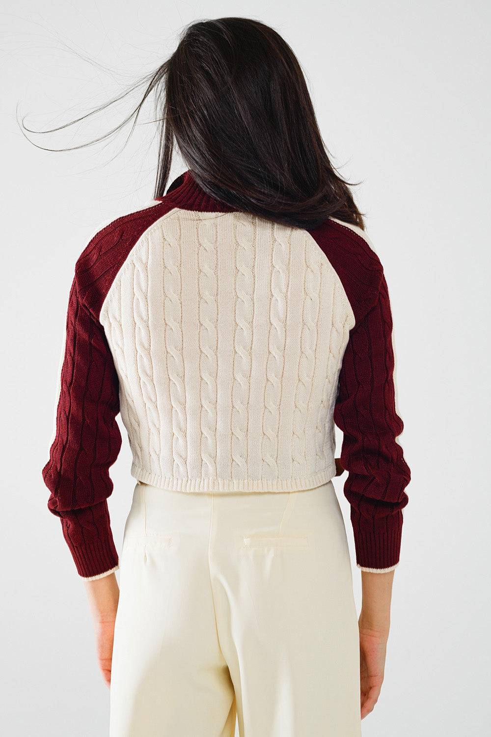 jersey corto blanco y burdeos con cremallera en el cuello