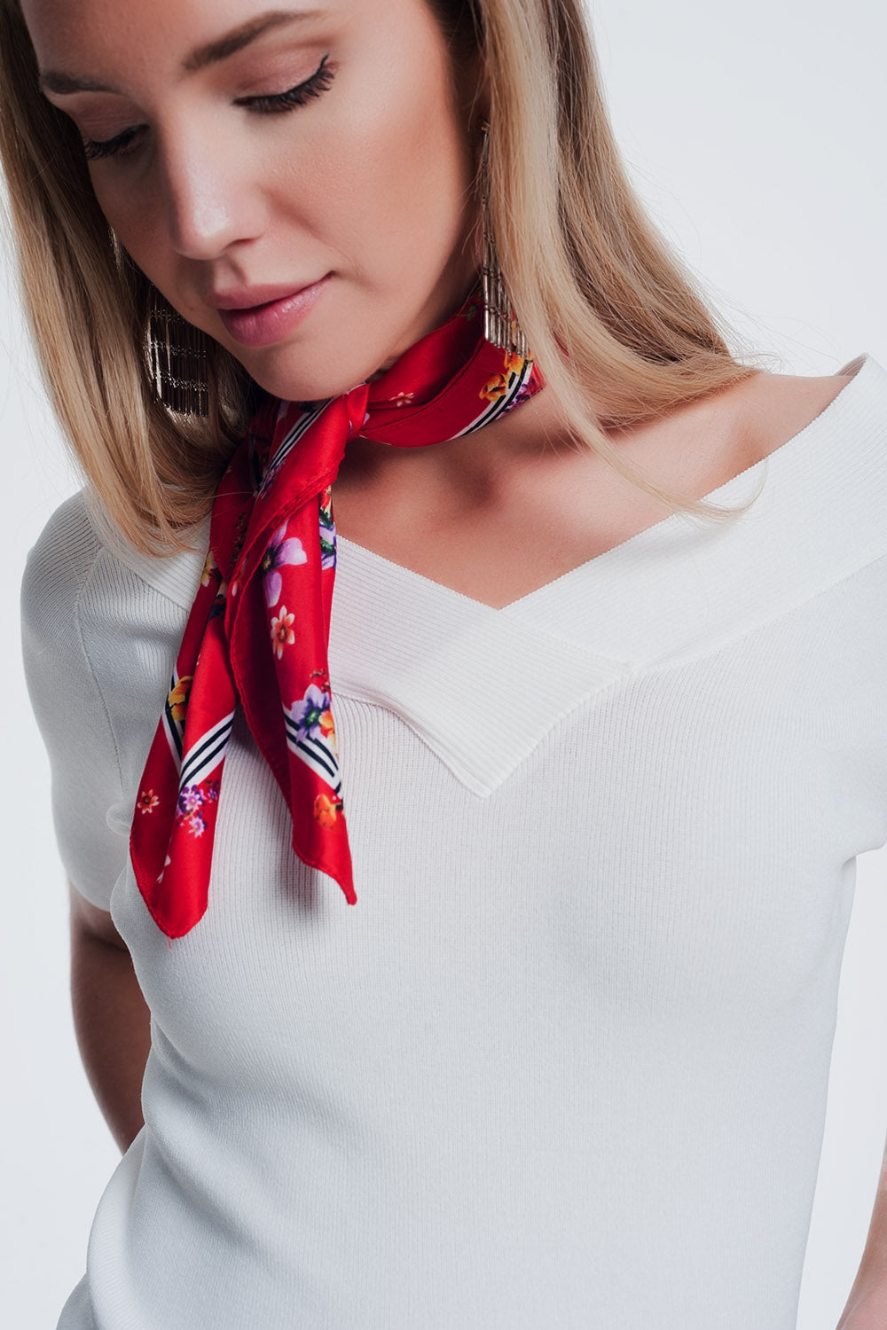 jersey crema con cuello v y manga corta
