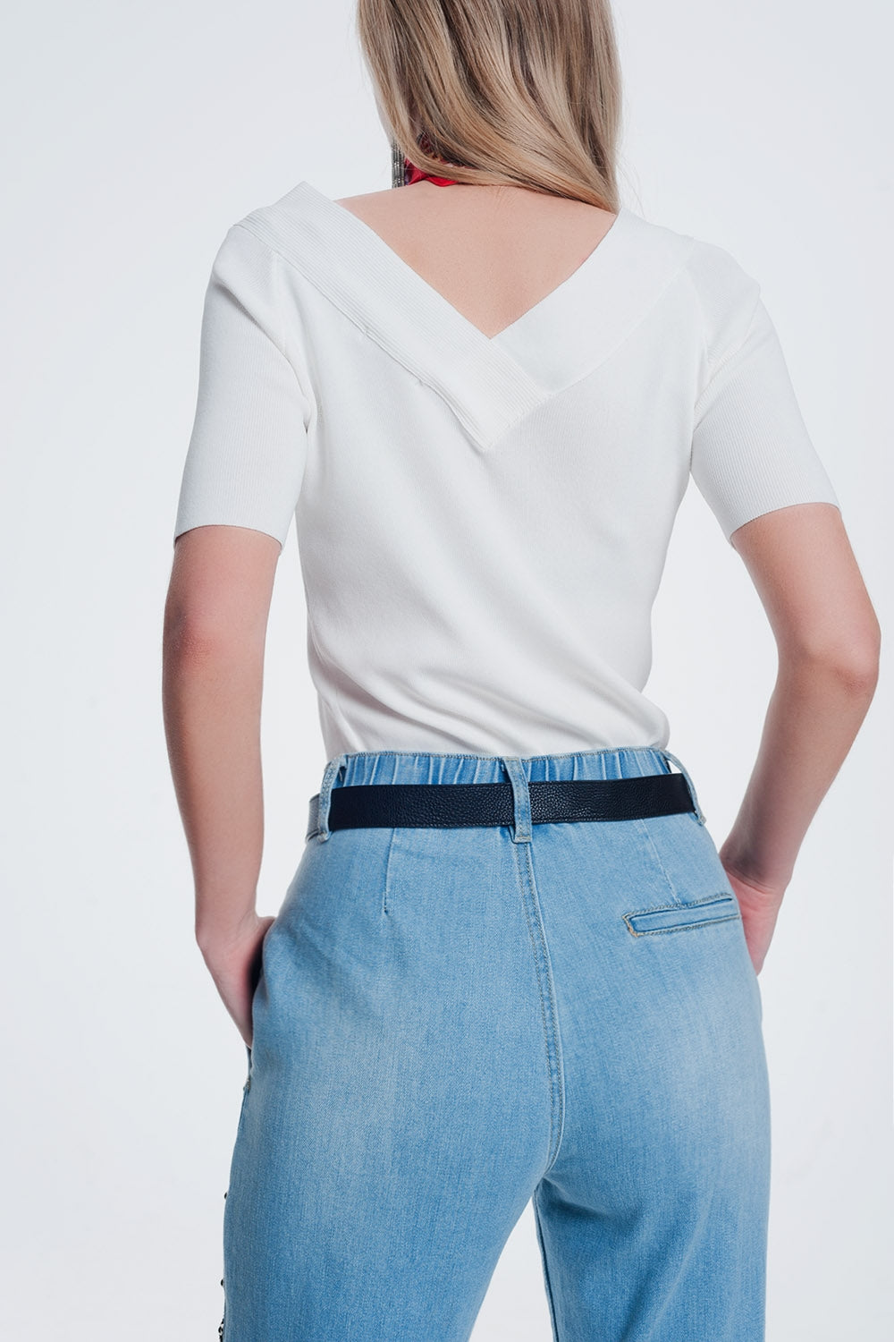 jersey crema con cuello v y manga corta