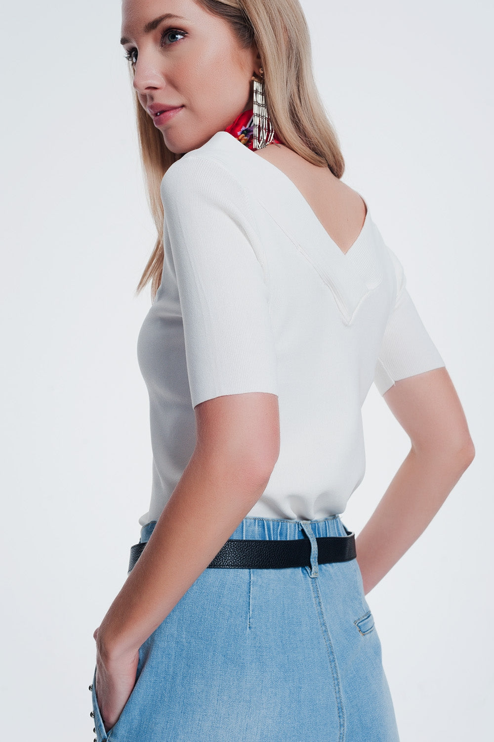 jersey crema con cuello v y manga corta