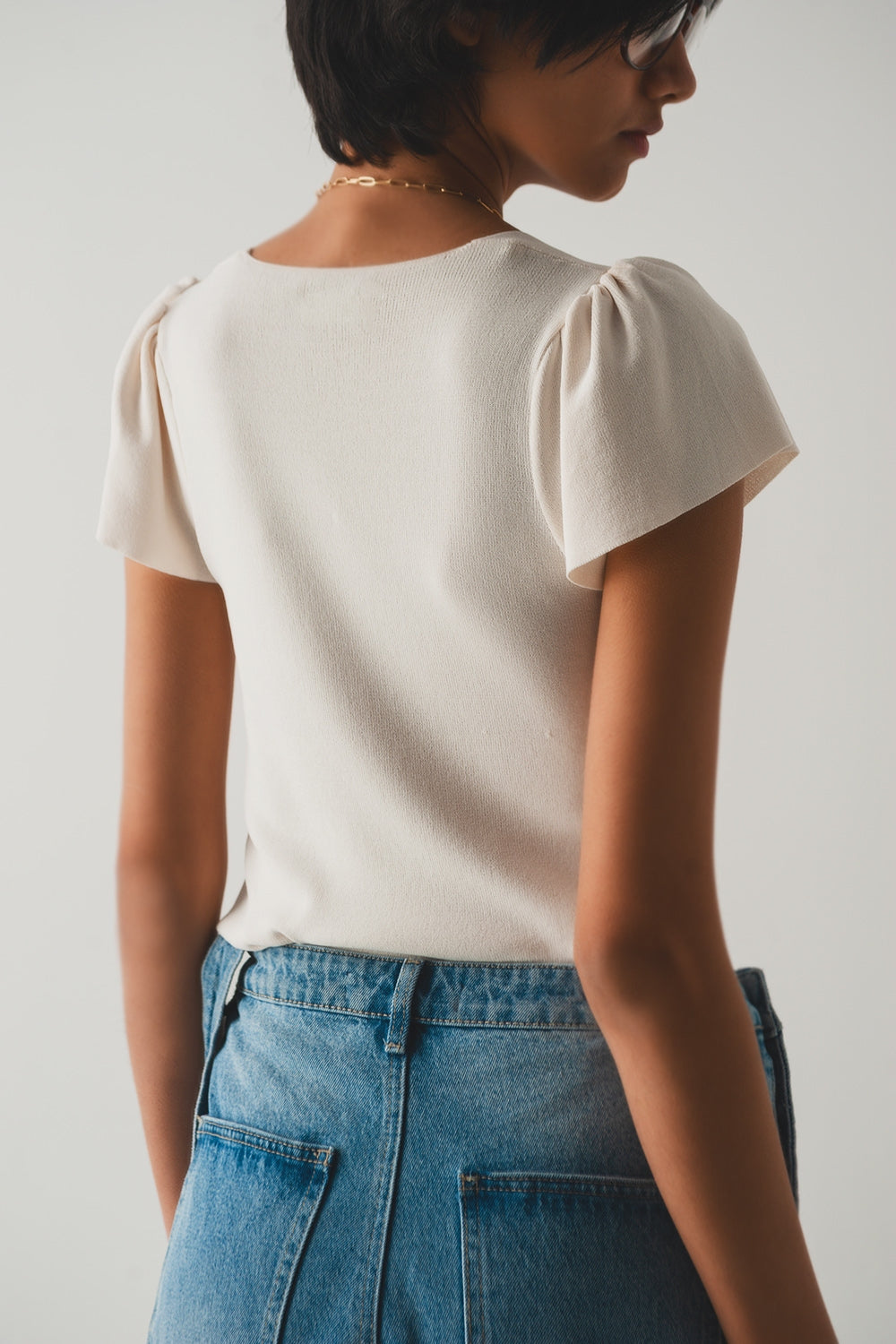 Jersey crema con mangas abullonadas y escote cuadrado