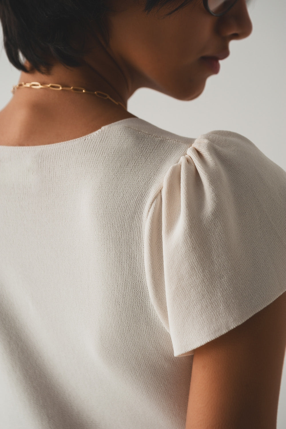 Jersey crema con mangas abullonadas y escote cuadrado