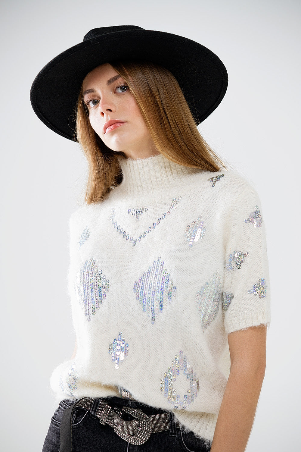 Jersey crema de manga corta con adorno de lentejuelas