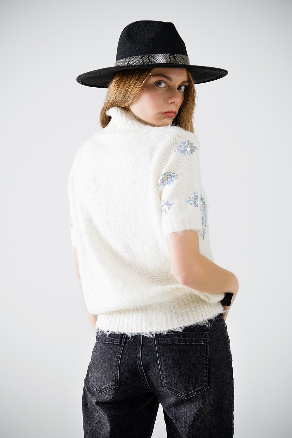 Jersey crema de manga corta con adorno de lentejuelas