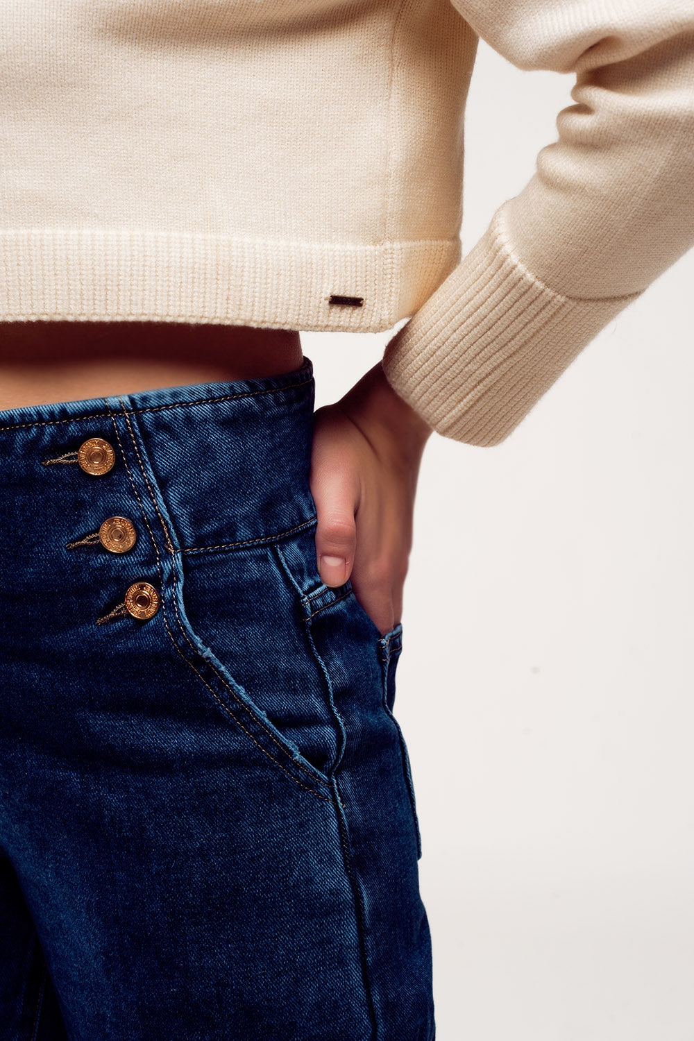 Jersey cropped de cuello alto en crema