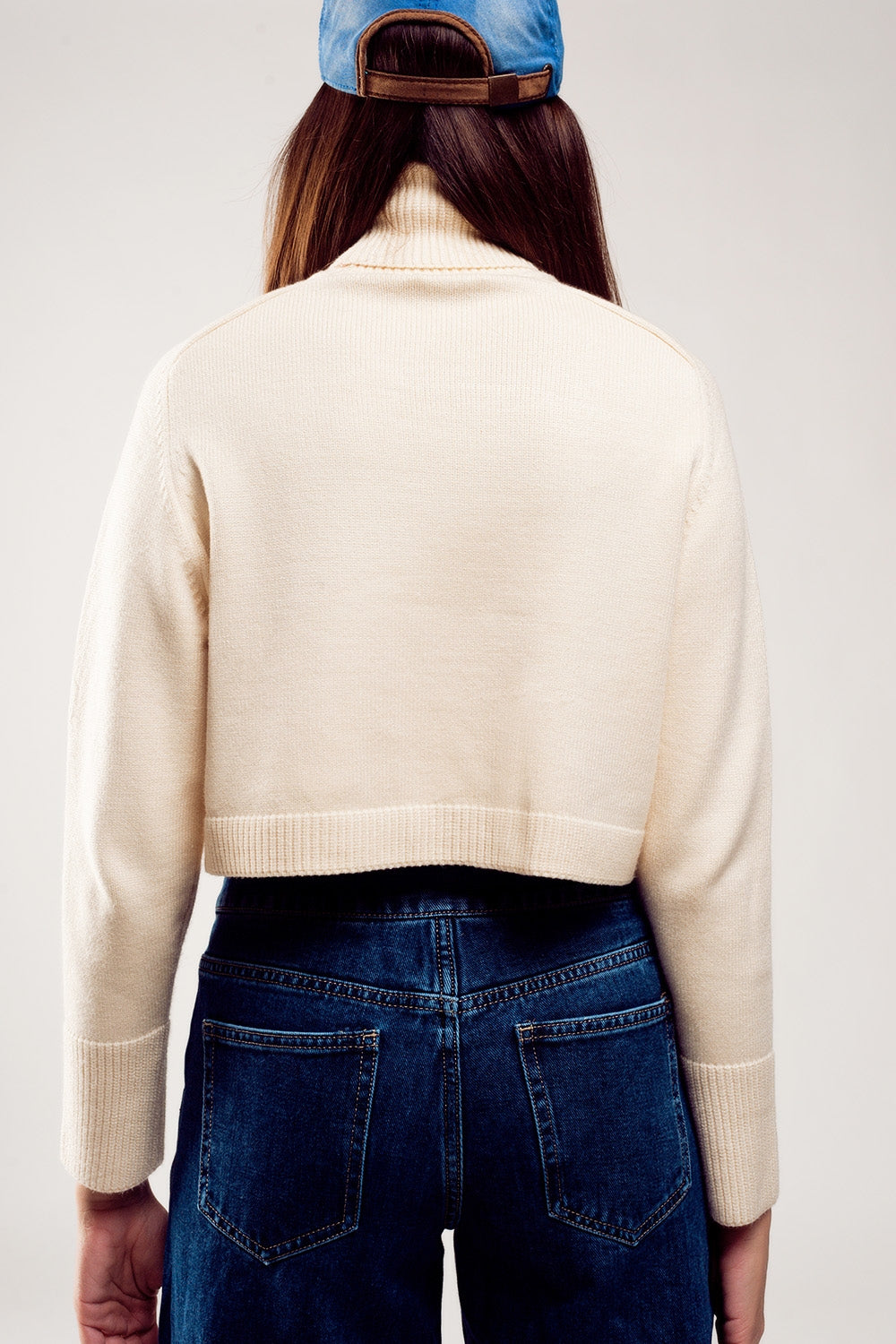 Jersey cropped de cuello alto en crema