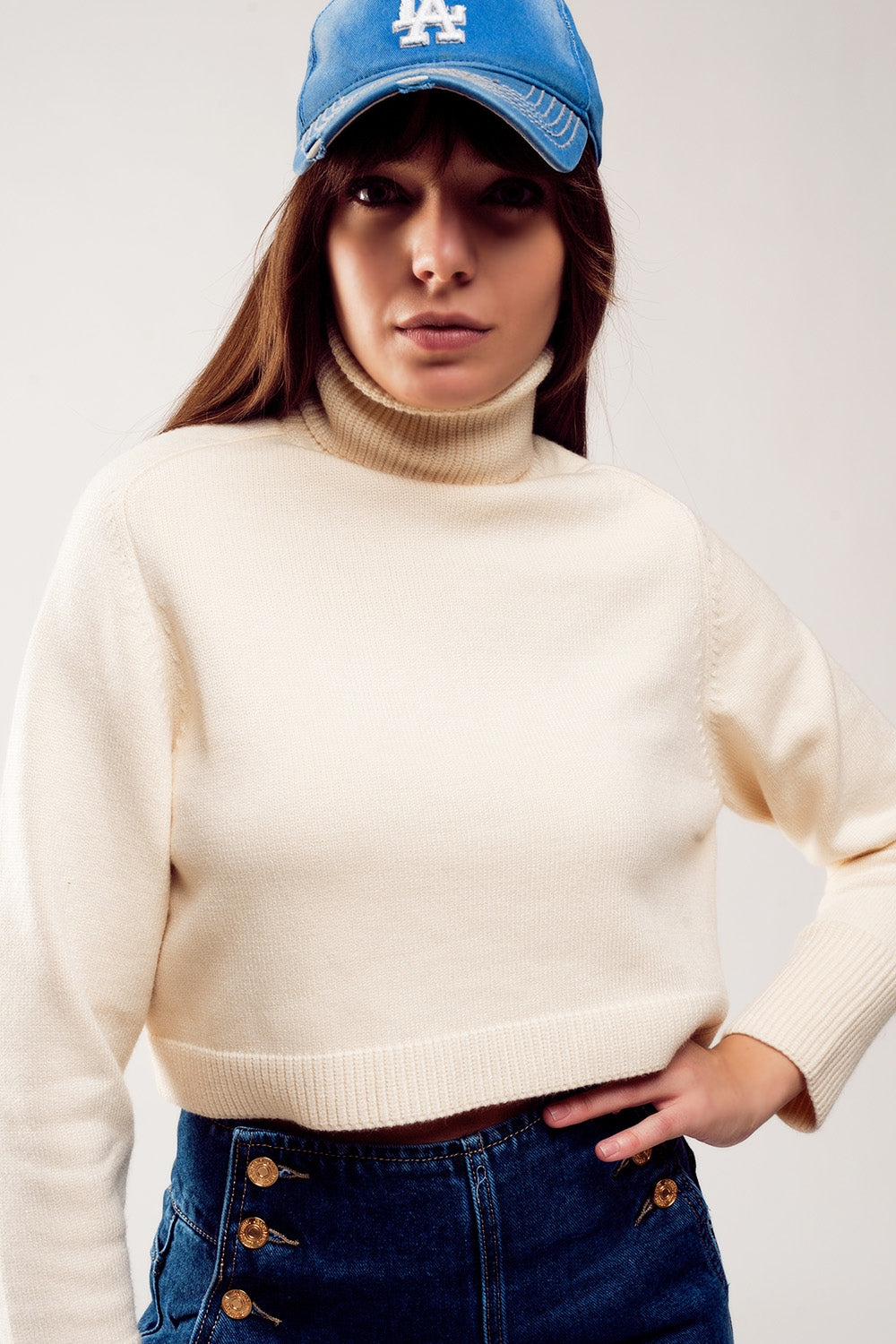 Jersey cropped de cuello alto en crema