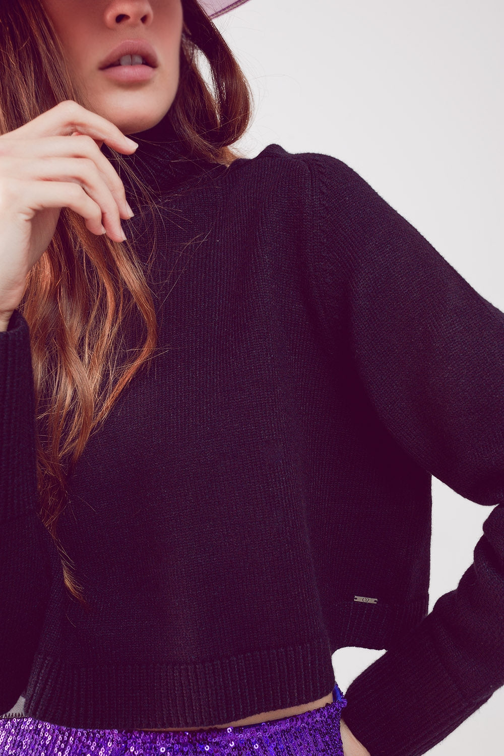 Jersey cropped de cuello alto en negro