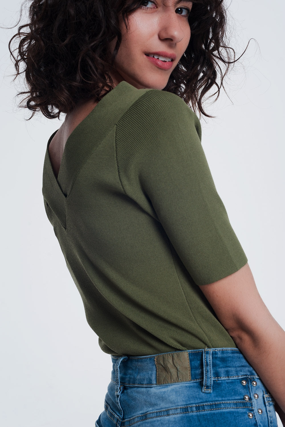 jersey de color caqui con cuello en v y manga corta