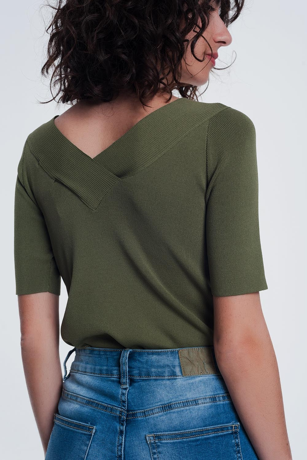 jersey de color caqui con cuello en v y manga corta