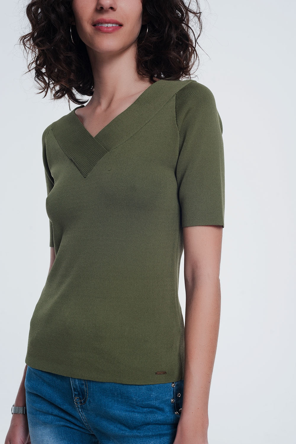 jersey de color caqui con cuello en v y manga corta